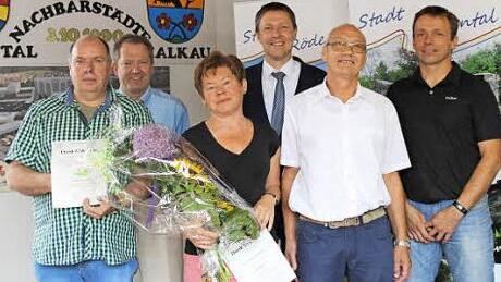 Zwei Verabschiedungen und zwei 25-jährige Dienstjubiläen bei der Stadt Rödental (von links): Rudolf Kluge (25 Jahre), Personalchef Stephan Schreiegg, Gitta Annemüller (25 Jahre und frischgebackene Ruheständlerin), Bürgermeister Marco Steiner, Andreas Schreiber ( Ruhestand) und Personalrat Hubert Maar.  Foto: Manja von Nida