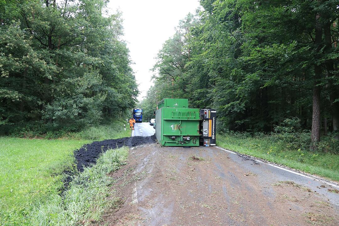 Kreis Bamberg: Lkw-Anhänger kippt um und verliert Ladung – Straße stundenlang gesperrt