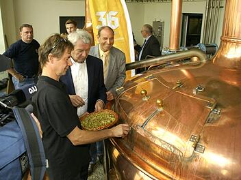 In den Sudkessel wird Landrat Johann Kalb gleich den Hopfen einstreuen. Fotos: Joseph Beck