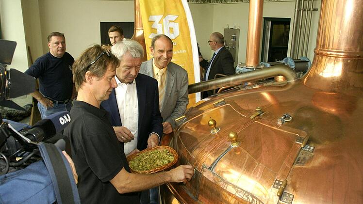 In den Sudkessel wird Landrat Johann Kalb gleich den Hopfen einstreuen. Fotos: Joseph Beck