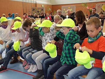 Die Sparkasse verteilte gelbe Sicherheitsmützen an die ABC-Schützen.Foto: Mathias Erlwein