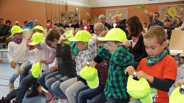 Die Sparkasse verteilte gelbe Sicherheitsmützen an die ABC-Schützen.Foto: Mathias Erlwein
