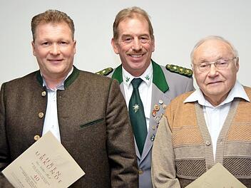 Volker Mock (links) wurde für 40-jährige, Erhard Baumüller für 50-jährige Vereinszugehörigkeit vom Schützenverein Reiterswiesen geehrt. In der Bildmitte Arno Röder.  Foto: Peter Rauch