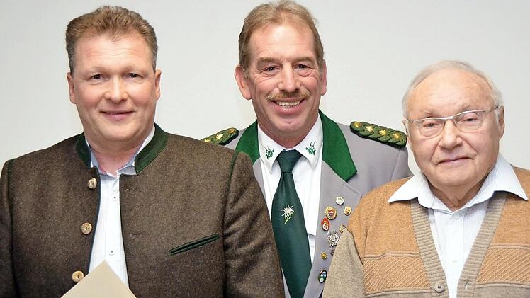 Volker Mock (links) wurde für 40-jährige, Erhard Baumüller für 50-jährige Vereinszugehörigkeit vom Schützenverein Reiterswiesen geehrt. In der Bildmitte Arno Röder.  Foto: Peter Rauch