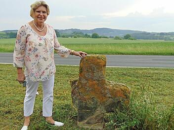 Bürgermeisterin Gertrud Werner mit einem der steinernen "Sendelbacher Brüder"
