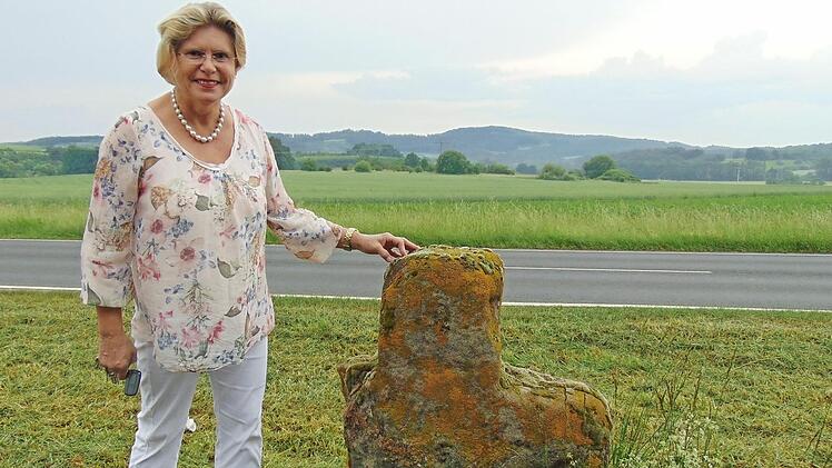 Bürgermeisterin Gertrud Werner mit einem der steinernen "Sendelbacher Brüder"