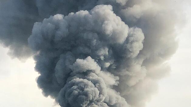 Über Erlangen (Mittelfranken) ist aktuell Rauch zu sehen. Die Polizei spricht von einer Rauchsäule.. Symbolfoto: Christine Gertler/dpa
