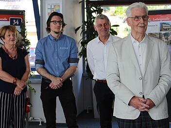 Walter Schöpfner (rechts) trägt zur Austellungseröffnung seine Liebe zu Bad Brückenau in einem Gedicht vor. Brigitte Meyerdierks (v.l.), Jan Marberg und Jürgen Pfister lauschen der Darbietung.  Foto Julia Raab