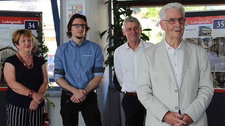 Walter Schöpfner (rechts) trägt zur Austellungseröffnung seine Liebe zu Bad Brückenau in einem Gedicht vor. Brigitte Meyerdierks (v.l.), Jan Marberg und Jürgen Pfister lauschen der Darbietung.  Foto Julia Raab