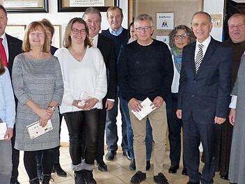 Die Geehrten zusammen mit Bezirkstagspräsident und Kulmbachs Oberbürgermeister Henry Schramm, Landrat Klaus Peter Söllner, Pfarrerin Susanne Sahlmann, Pfarrer Pater Adrian Manderla und Landtagsabgeordnete Inge Aures sowie Bürgermeister Franz Uome .  Foto: kpw