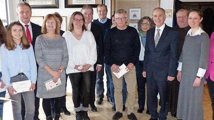 Die Geehrten zusammen mit Bezirkstagspräsident und Kulmbachs Oberbürgermeister Henry Schramm, Landrat Klaus Peter Söllner, Pfarrerin Susanne Sahlmann, Pfarrer Pater Adrian Manderla und Landtagsabgeordnete Inge Aures sowie Bürgermeister Franz Uome .  Foto: kpw