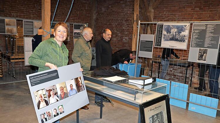 Die Vereinsmitglieder beim Aufbau der Ausstellung