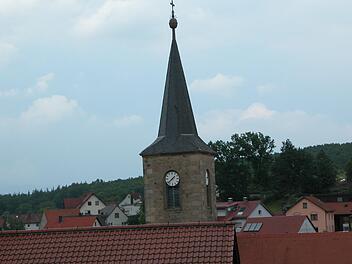 Der Kirchturm in Haard. Auf der Turmspitze prangt die Turmkugel.