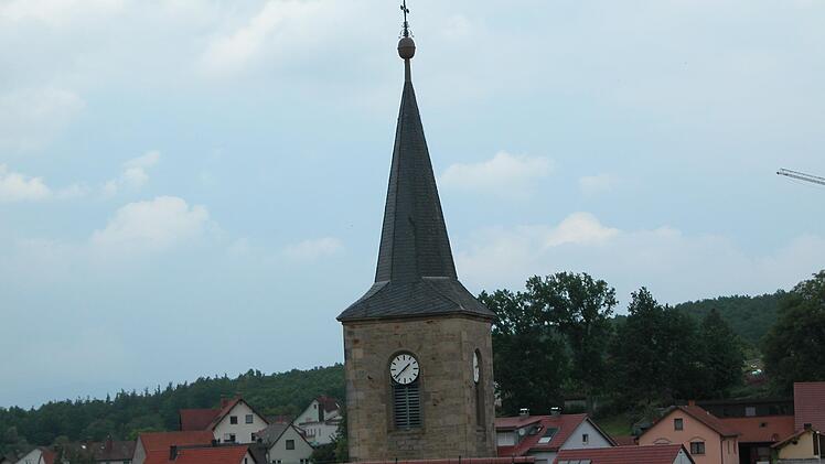 Der Kirchturm in Haard. Auf der Turmspitze prangt die Turmkugel.