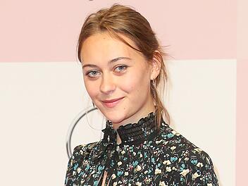 Im Interview spricht Schauspielerin Mercedes Müller über Gleichberechtigung und die  Notwendigkeit, Gewalt und Diskriminierung queerer Menschen klar entgegenzutreten. "Da ist noch viel Luft nach oben", sagt sie.