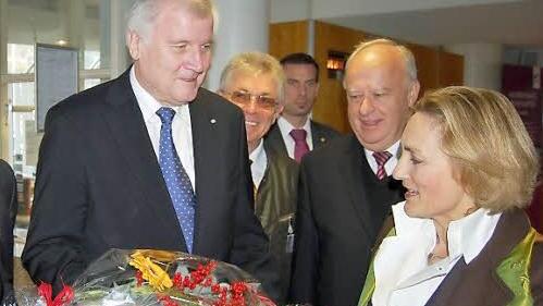 Christa Minier (rechts) schenkte Horst Seehofer (Mitte) den Abriss-Kalender der Altstadtfreunde.