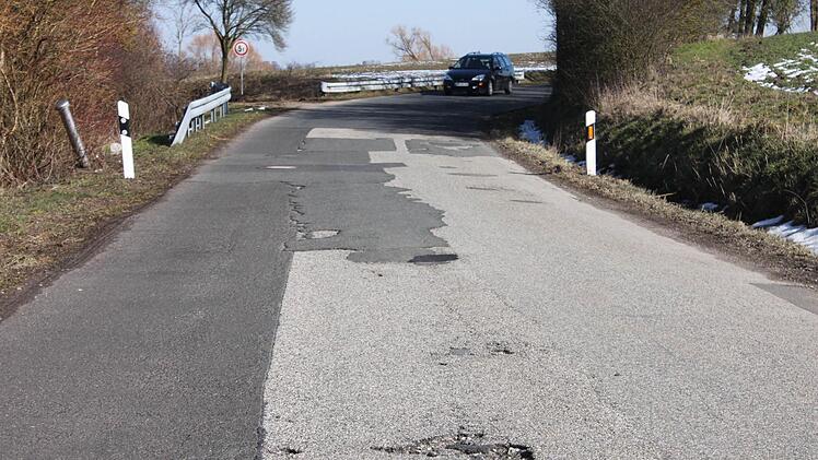 Schlaglöcher prägen zwischen Greiendorf und der B 470 das Bild.