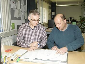 Mit immer neuen Ideen, gut qualifizierten Mitarbeitern, einem modernen Maschinenpark und einem sicheren Gespür für die Anforderungen am Markt wächst der Betrieb von Reiner Renner (rechts) seit der Gründung 2002 stetig. Dabei setzt er auf ein motiviertes Team, hier im Gespräch mit Schlossermeister Robert Mann.Fotos: Sabine Weinbeer