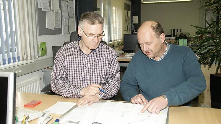 Mit immer neuen Ideen, gut qualifizierten Mitarbeitern, einem modernen Maschinenpark und einem sicheren Gespür für die Anforderungen am Markt wächst der Betrieb von Reiner Renner (rechts) seit der Gründung 2002 stetig. Dabei setzt er auf ein motiviertes Team, hier im Gespräch mit Schlossermeister Robert Mann.Fotos: Sabine Weinbeer