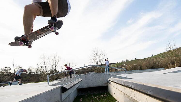 Ein Skater springt im neuen Würzburger Skatepark über den Fischgraben. Foto: Tobias Köpplinger