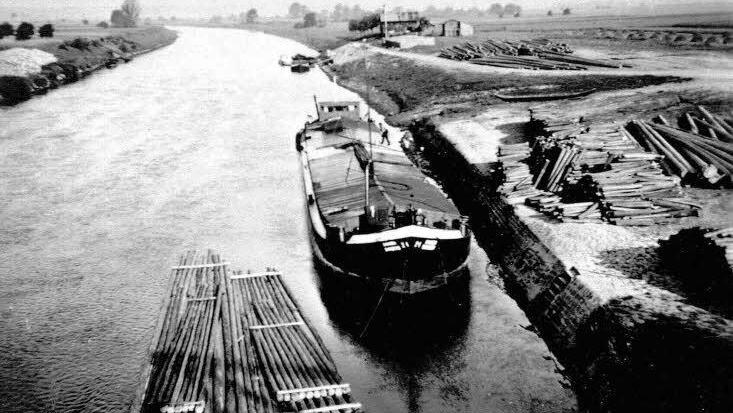 Im Zeiler Floßhafen legten auch Motorschiffe an, um hier Grubenholz für die Zechen im Ruhrgebiet zu laden, das mit Kohlen bezahlt wurde. Die letzten Flöße waren Mitte der 1950er Jahre zu sehen.