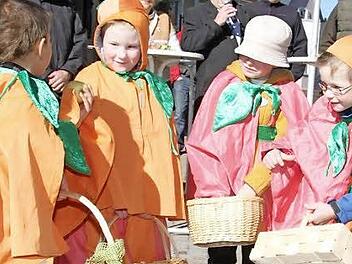 Die Kürbiswichtel verschenkten beim Herbstmarkt Äpfel. Fotos: Sonja Adam