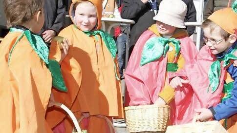 Die Kürbiswichtel verschenkten beim Herbstmarkt Äpfel. Fotos: Sonja Adam