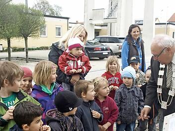 Kindergartenkinder überreichten Bürgermeister Siegfried Erhard zur Einweihung des Oerlenbacher Rathauses ein selbst getextetes Lied, dass sich mit dem Gebäude und dem dort arbeitenden Team befasst.Archivfoto: Stefan Geiger