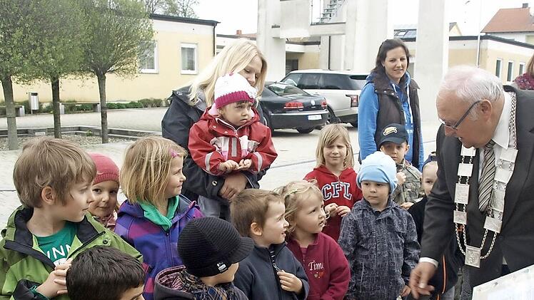 Kindergartenkinder überreichten Bürgermeister Siegfried Erhard zur Einweihung des Oerlenbacher Rathauses ein selbst getextetes Lied, dass sich mit dem Gebäude und dem dort arbeitenden Team befasst.Archivfoto: Stefan Geiger