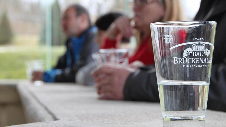 Einheimische wie Kurgäste schätzen gleichermaßen das Bad Brückenauer Heilwasser. Foto: Ulrike Müller