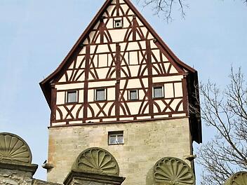 In vier bis fünf Jahren, rechnet die Stadt, muss der Fachwerkaufbau des historischen Jörgentors komplett saniert werden. Fotos: Heike Beudert