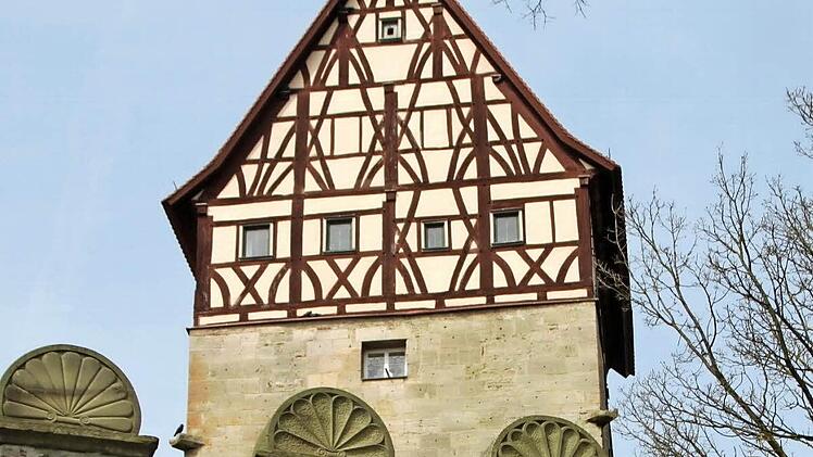 In vier bis fünf Jahren, rechnet die Stadt, muss der Fachwerkaufbau des historischen Jörgentors komplett saniert werden. Fotos: Heike Beudert