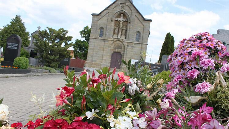 Blumenschmuck an einem Grab in Ebensfeld