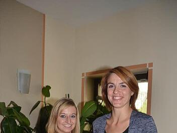 Voller Optimismus und Tatkraft: die beiden Sozialpädagoginnen, Nadine Förtsch (links) und Anna Schomacher. Foto: K.- H. Hofmann