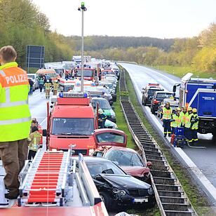 Schneeschauer löst schwere Massenkarambolage auf der A70 aus