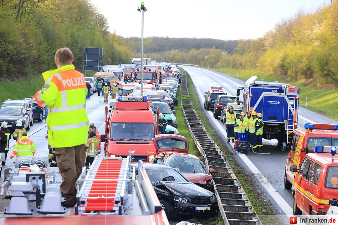 Schneeschauer löst schwere Massenkarambolage auf der A70 aus