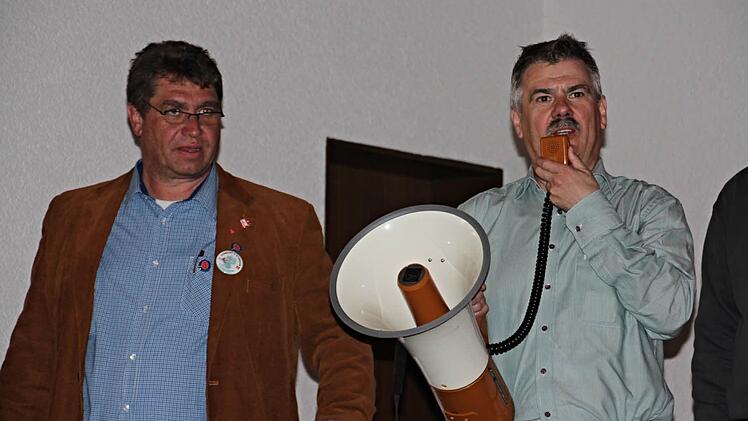 Betriebsratsvorsitzender Wolfgang Brasch und Matthias Gebhardt, der Erste Bevollmächtigte der IG Metall Geschäftsstelle Bamberg (von links) appellierten an die Solidarität der Beschäftigten.