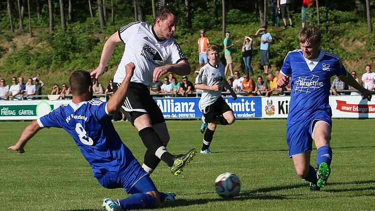 Stephan Jäger (weiß) erzielt das 1:0 für Brand II - der Anfang vom Ende des Pretzfelder Aufstiegstraums. Foto: Sebastian Baumann