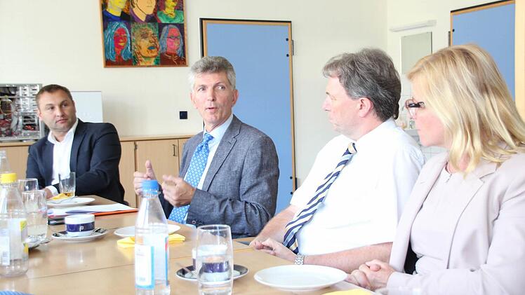 Beim Gespräch in der Pressiger Schule (von links): Jürgen Baumgärtner, Gerhard Waschler, Klaus Löffler und Angela Wiegand  Foto: Friedwald Schedel