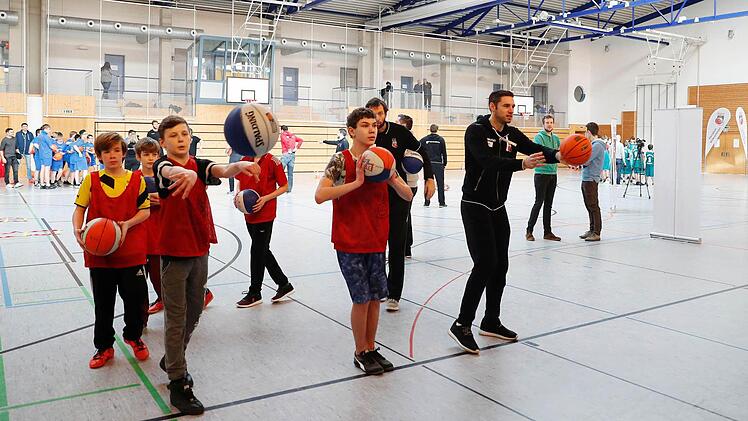 Förderschultag von Brose Bamberg am 6. Februar 2017 in der Aurachtalhalle Stegaurach: Die Basketball-Profis des Deutschen Meisters trainieren 140 Kinder. Foto: Daniel Löb