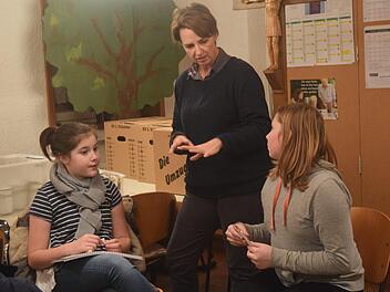 Wohin gehen, wohin nicht gehen? Manuela Kotschenreuther beratschlagt mit den Kindern, wie das Problem der fehlenden Gruppen gelöst werden soll. Foto: Daniela Pondelicek