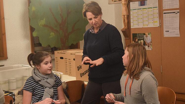 Wohin gehen, wohin nicht gehen? Manuela Kotschenreuther beratschlagt mit den Kindern, wie das Problem der fehlenden Gruppen gelöst werden soll. Foto: Daniela Pondelicek