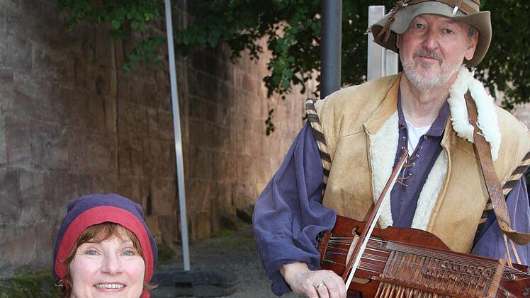 Die mittelalterliche Musikgruppe "Alleweyl" hie&szlig; die Wanderer auf der Plassenburg willkommen. Foto: Sonny Adam