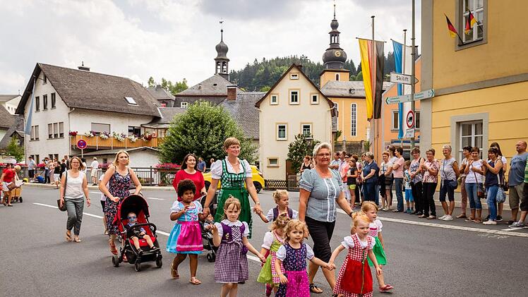 Auch die Kleinsten haben schon ihr Dirndl angezogen.Florian Bauer