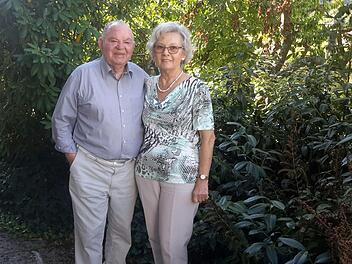 Bei schönem Wetter schöpfen Irmgard und Manfred Mnich im Garten vor der Haustür neue Kraft für ihre abwechslungsreichen Unternehmungen. Auch nach 60 Ehejahren ist der Terminkalender der agilen Senioren noch prall gefüllt. Foto: Rolf Pralle