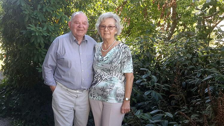 Bei schönem Wetter schöpfen Irmgard und Manfred Mnich im Garten vor der Haustür neue Kraft für ihre abwechslungsreichen Unternehmungen. Auch nach 60 Ehejahren ist der Terminkalender der agilen Senioren noch prall gefüllt. Foto: Rolf Pralle