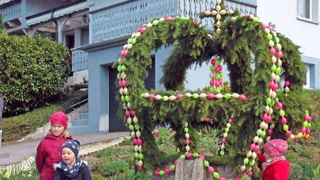 Jung und Alt feierten am Samstag die Osterkrone &uuml;ber dem Neu- und Neershofer Eselsbrunnen. Foto: Edwin Mei&szlig;inger