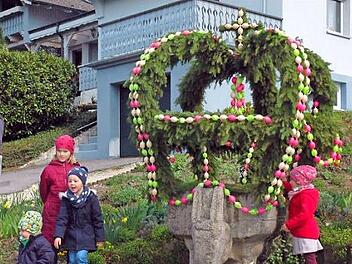 Jung und Alt feierten am Samstag die Osterkrone über dem Neu- und Neershofer Eselsbrunnen. Foto: Edwin Meißinger