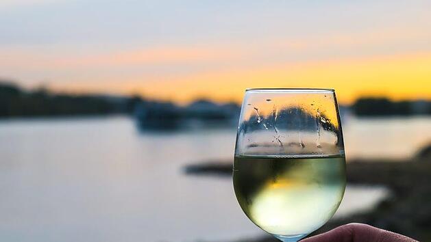 Bei der Hitze besonders wichtig: Weißwein und Sekt kühl genießen. Mit dem genialen Eis-Trick kühlen Sie Ihr Getränk, ohne es mit Schmelzwasser zu verwässern. Foto: Pixabay/Didgeman