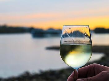 Bei der Hitze besonders wichtig: Weißwein und Sekt kühl genießen. Mit dem genialen Eis-Trick kühlen Sie Ihr Getränk, ohne es mit Schmelzwasser zu verwässern. Foto: Pixabay/Didgeman
